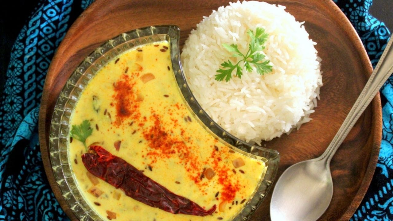 ગુજરાતી સ્ટાઇલ કઢી-ભાત: ડુંગળી વગર બનાવી શકાય તેવી સૌથી સરળ વાનગીઓમાં કઢીનો સમાવેશ થાય છે. દહીં અને બેસનને પાણી સાથે સારી રીતે મિક્સ કરીને કઢીનો મિક્સર તૈયાર કરો. તેમાં હળદર અને મીઠું ઉમેરો અને ધીમા તાપે ઉકળવા દો.હવે અલગથી વઘાર તૈયાર કરો. તેમાં રાઈ, જીરું, મેથીદાણા, હિંગ, સૂકું લાલ મરચું અને કઢીપત્તાનો ઉપયોગ કરી શકાય છે. આ વઘાર કઢીમાં નાખ્યા બાદ થોડા સમય માટે તેને ઉકળવા દો. ગરમ ભાત સાથે કઢી પીરસો અને ઉપરથી કોથમીર ઉમેરો.