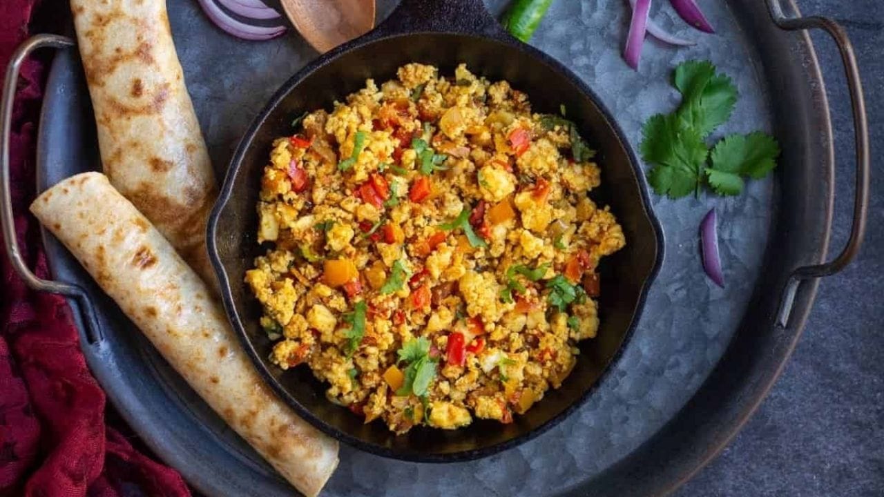 મસાલેદાર પનીર ભુર્જી: પનીર એવી સામગ્રી છે જેની મદદથી ઓછા સમયમાં લંચ તૈયાર કરી શકાય છે. ડુંગળીનો ઉપયોગ કર્યા વગર પનીર ભુર્જી બનાવવા માટે ટમેટાં, આદુ, લીલા મરચાં અને મસાલાનો ઉપયોગ કરી શકાય છે. સૌ પ્રથમ પનીરને ક્રમ્બલ કરી લો. કડાઈમાં તેલ ગરમ કર્યા બાદ જીરું અને હિંગનો વઘાર કરો. તેમાં આદુ અને લીલા મરચાં નાખીને ટમેટાં ઉમેરો. ટમેટાં નરમ થાય પછી હળદર, લાલ મરચું, ધાણા-જીરું પાઉડર અને મીઠું ઉમેરો. છેલ્લે પનીર મિક્સ કરીને, કોથમીર અને લીંબુનો રસ ઉમેરવાથી ભુર્જી વધુ સ્વાદિષ્ટ બની શકે છે.