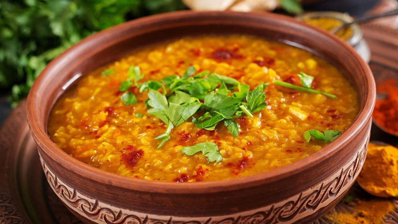 શાકભાજીથી ભરપૂર મગદાળ ખીચડી: જ્યારે રસોઈ માટે વધારે સમય ન હોય ત્યારે ખીચડી એક ઉપયોગી વિકલ્પ છે. મગદાળ અને ચોખા સાથે ગાજર, વટાણા, બીન્સ અથવા તમારી પસંદગીનાં અન્ય શાકભાજી ઉમેરી શકાય છે. ખીચડીને પ્રેશર કૂકરમાં રાંધ્યા બાદ તેના પર ઘીનો વઘાર કરવાથી સ્વાદમાં મોટો ફેરફાર આવે છે. વઘારમાં જીરું, હિંગ, આદુ અને કાળા મરીનો ઉપયોગ કરી શકાય. ગરમ ખીચડીને દહીં, પાપડ અથવા અથાણાં સાથે પીરસી શકાય છે.