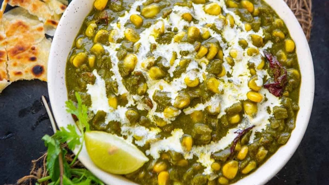 પાલક-કોર્નની ક્રીમી કરી: બાળકો અને પરિવારના અન્ય સભ્યો માટે કંઈક અલગ બનાવવું હોય તો પાલક અને સ્વીટ કોર્નની કરી બનાવી શકાય છે. પાલકને બ્લાન્ચ કરીને તેની પ્યુરી તૈયાર કરો. બીજી તરફ કડાઈમાં જીરું, હિંગ અને આદુનો વઘાર કરીને ટમેટાં ઉમેરો. મસાલો તૈયાર થયા બાદ તેમાં પાલકની પ્યુરી ઉમેરો. હવે બાફેલા સ્વીટ કોર્ન નાખીને થોડીવાર રાંધો. સ્વાદ પ્રમાણે મીઠું અને અન્ય મસાલા ઉમેરો. જો તમને ક્રીમી ટેક્સચર ગમતું હોય તો અંતે થોડું ફ્રેશ ક્રીમ ઉમેરી શકાય છે. આ કરી ફુલકા, રોટલી અથવા પરાઠા સાથે સારી લાગે છે.