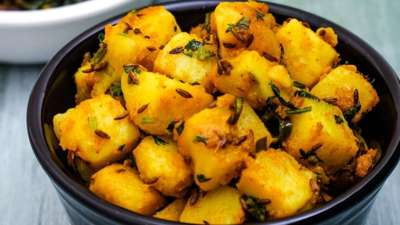 આલૂ જીરા: ઘરમાં સામગ્રી ઓછી હોય અને ઝડપથી કંઈક બનાવવું હોય ત્યારે બટાકાનું આલૂ જીરા બનાવી શકાય છે. બાફેલા બટાકાને મોટા ટુકડામાં કાપી લો. હવે કડાઈમાં તેલ ગરમ કરીને તેમાં જીરું અને હિંગનો વઘાર કરો. તેમાં લીલા મરચાં, હળદર, લાલ મરચું અને ધાણા-જીરું પાઉડર ઉમેરો. ત્યારબાદ બટાકા નાખીને મસાલા સાથે સારી રીતે મિક્સ કરો. થોડું શેક્યા બાદ ઉપરથી કોથમીર અને થોડું લીંબુ ઉમેરો. ગરમ રોટલી અને કાકડીના રાયતા સાથે આ એક સરળ લંચ બની શકે છે.