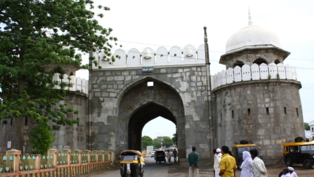 દિલ્હી દરવાજો: શહેરના ઉત્તર ભાગમાં આવેલો આ દરવાજો પોતાની ભવ્ય સંરચના માટે જાણીતો છે. તેનો મુખ દિલ્હી તરફ છે અને એવું માનવામાં આવે છે કે તેનું નિર્માણ મુઘલ શાસક ઔરંગઝેબના શાસનકાળ દરમિયાન થયું હતું.(Image From : wikipedia)