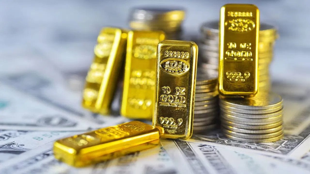 ક્રિપ્ટો-ટેથર (USDT) જેવા મોટા પ્લેયરે 14 ટન સોનું ખરીદ્યું છે. આનાથી ખબર પડે છે કે, ક્રિપ્ટો જેવા સંસ્થાકીય રોકાણકારો સોનાને સુરક્ષિત અને સૌથી મજબૂત એસેટ માની રહ્યા છે. ભારતમાં લગ્નગાળો (વેડિંગ સીઝન) હવે શરૂ થવાનો છે. સોનામાં ઘટાડા પછી ફોલો બાઇંગ આવે છે. આનાથી પણ સોનાને સપોર્ટ મળશે. કેડિયા એડવાઇઝરીના ફાઉન્ડર અજય કેડિયાના જણાવ્યા અનુસાર, ગ્લોબલ અનિશ્ચિતતા, સેન્ટ્રલ બેંકની સતત ખરીદી અને ડોલરમાં નબળાઈ સોના-ચાંદીની કિંમતોને ઉપર લઈ જવા માટે તૈયાર છે. આવામાં તાજેતરનો ઘટાડો ખરીદીની શ્રેષ્ઠ તક હોઈ શકે છે. દિવાળી સુધીમાં સોના અને ચાંદીમાં મોટી તેજી આવી શકે છે.