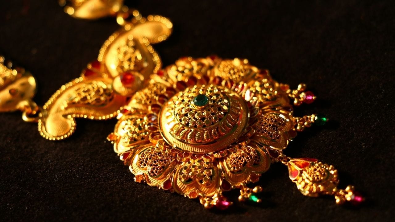 દિલ્લીમાં 10 ગ્રામ સોનું 1,63,120.00 રુપિયા છે. જ્યારે 22 કેરેટ સોનાનો ભાવ 1,49,530.00 રુપિયા છે.