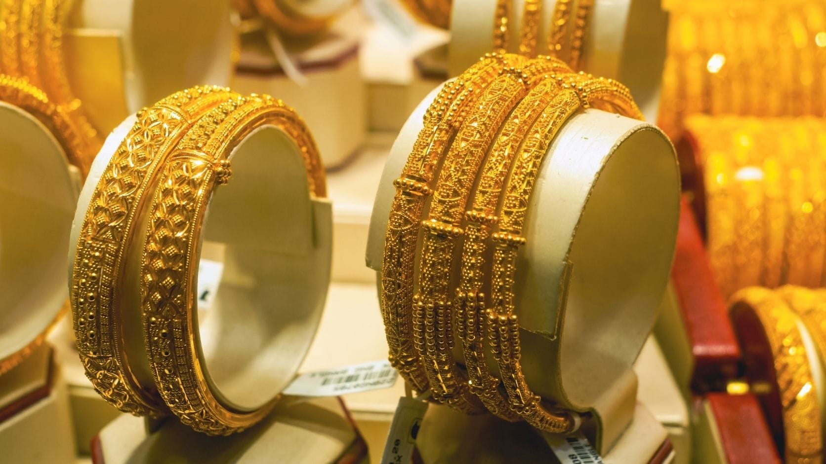 જો Gold ETF સાથે સરખામણી કરીએ તો આપેલા આંકડા પ્રમાણે 10 ગ્રામના સમકક્ષ મૂલ્ય પર GST બાદ અને અન્ય દર્શાવાયેલા ખર્ચ સાથે આશરે રૂપિયા 1,59,071.40થી રૂપિયા 1,59,862.80 સુધીની રકમ દર્શાવવામાં આવી છે. ફિઝિકલ જ્વેલરીની જેમ ETFમાં મેકિંગ અને વેસ્ટેજ ચાર્જ નથી, તેથી બંને વિકલ્પોમાં ખર્ચની રચના અલગ છે. જોકે ETF અને ફિઝિકલ ગોલ્ડ અલગ પ્રકારના રોકાણ વિકલ્પો છે, તેથી પસંદગી કરતા પહેલાં તેના નિયમો અને ખર્ચ સમજવા જરૂરી છે.