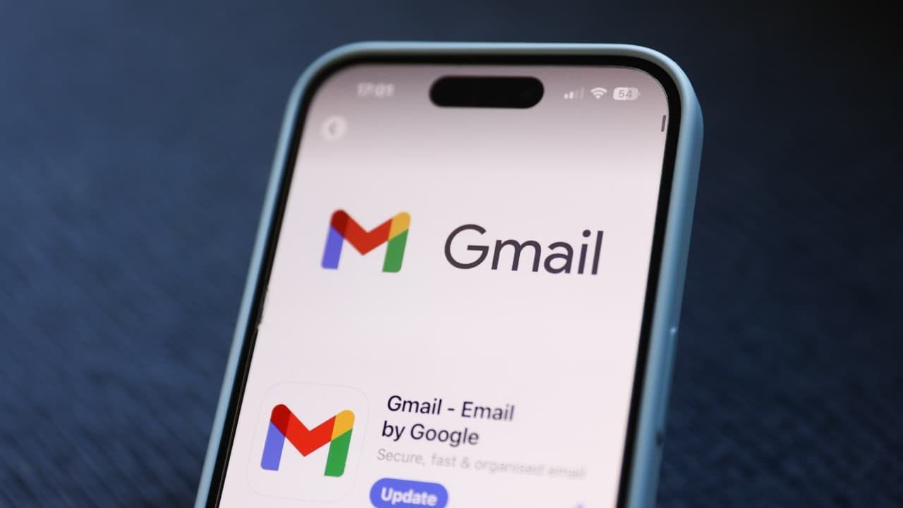 Googleએ Gmail લોગીનની સુરક્ષા વધારવા માટે સેલ્ફી વીડિયો સુવિધા રજૂ કરી છે. જો તમે તમારો પાસવર્ડ ભૂલી જાઓ છો અથવા તમારો ફોન ખોવાઈ જાય છે તો આ સુવિધા તમારા એકાઉન્ટને ઍક્સેસ કરવાનું સરળ બનાવે છે.