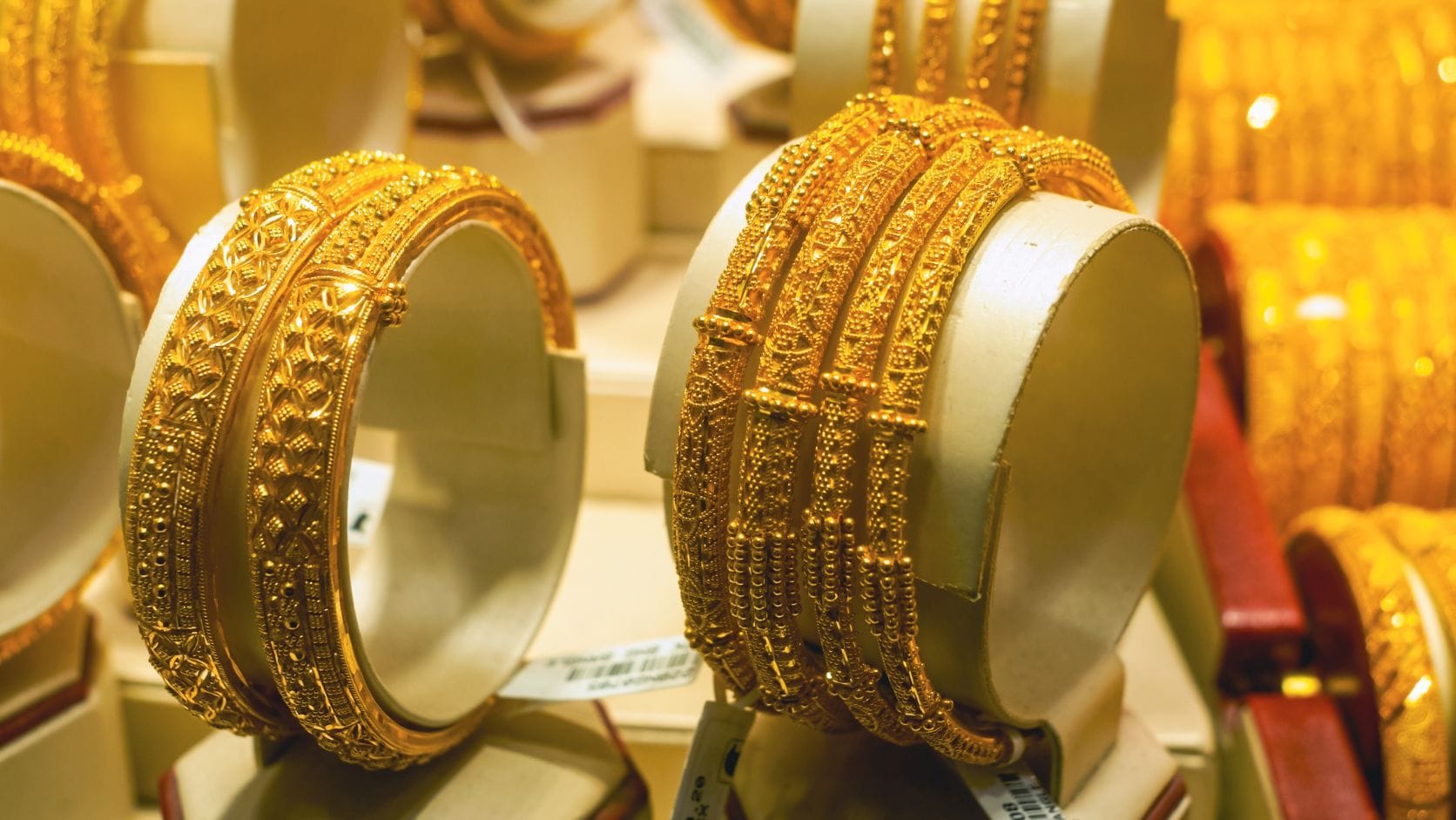 બીજી તરફ ETF Gold માં મેકિંગ ચાર્જ અને વેસ્ટેજ જેવા દાગીના બનાવવાના ખર્ચ લાગતા નથી. આપેલી માહિતી પ્રમાણે 10 ગ્રામ ETF Gold માટે કુલ ચૂકવણી અંદાજે રૂપિયા 1,63,835.10થી રૂપિયા 1,64,650.20 સુધી રહે છે. તેથી સોનું ખરીદતા પહેલાં માત્ર ભાવ નહીં, પરંતુ GST, મેકિંગ ચાર્જ, વેસ્ટેજ અને અન્ય ખર્ચ સાથેનો અંતિમ ખર્ચ પણ જોવો ખૂબ જરૂરી છે. All Photo Credit : Getty Images
