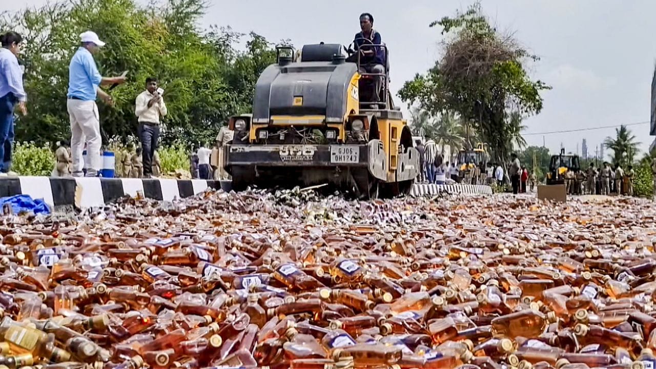 ક્વોલિટી ચેક કરવી અત્યંત ખર્ચાળ અને અશક્ય: દરેક બોટલ અસલી છે કે નહીં તે જાણવા માટે તેનું સીલ તોડી લેબોરેટરી ટેસ્ટ કરવો પડે. જો સીલ તૂટી જાય તો તેને ફરીથી સુરક્ષિત પેક કરવી અશક્ય છે. લાખો બોટલોની ગુણવત્તા ચકાસવાનો ખર્ચ દારૂની મૂળ કિંમત કરતાં પણ અનેક ગણો વધી જાય છે.