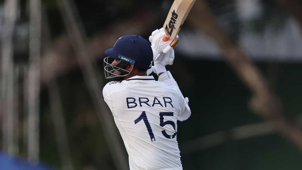 IND vs SL: 6 ફૂટ 5 ઈંચના ફાસ્ટ બોલરની જોરદાર ફટકાબાજી, છેલ્લી ઓવરમાં 4 છગ્ગા ફટકારી મચાવી ધમાલ