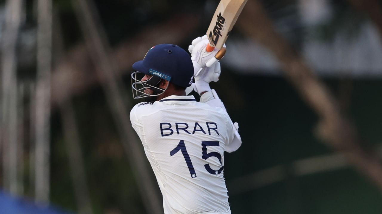 IND vs SL: 6 ફૂટ 5 ઈંચના ફાસ્ટ બોલરની જોરદાર ફટકાબાજી, છેલ્લી ઓવરમાં 4 છગ્ગા ફટકારી મચાવી ધમાલ