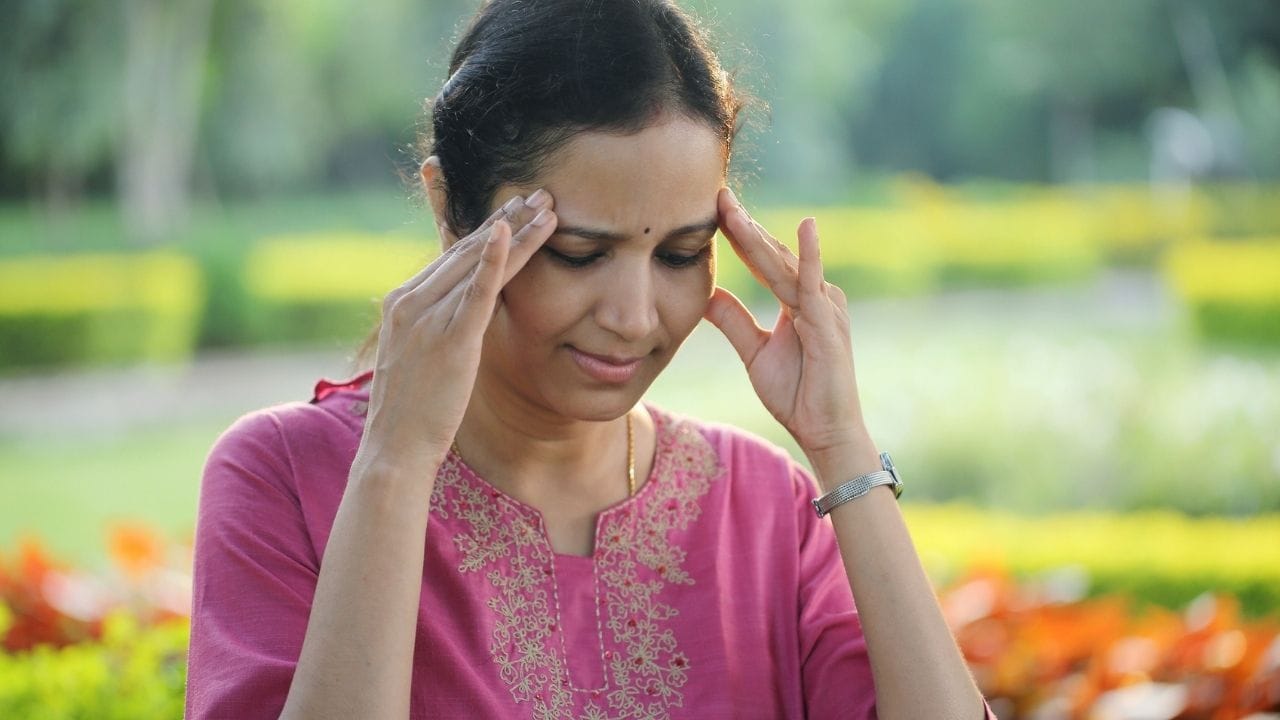 પેઇનકિલર લેતા પહેલાં કારણ સમજવું જરૂરી: વારંવાર માથાનો દુખાવો થતો હોય ત્યારે પોતાની રીતે સતત પેઇનકિલર લેવાને બદલે તેના કારણની તપાસ કરાવવી જરૂરી છે. માથાનો દુખાવો તણાવ, ઊંઘની કમી, ડિહાઇડ્રેશન, માઇગ્રેન સહિત અનેક કારણોસર થઈ શકે છે.(Photos Credit: Getty Images)