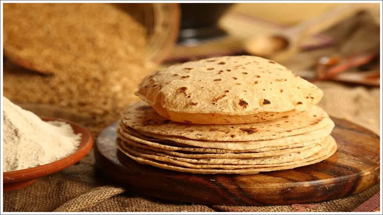 હેલ્થ એક્સપર્ટ્સના મતે, ડિનરમાં રોટલી ખાઈ શકાય છે પણ એનું પ્રમાણ સીમિત રાખવું જરૂરી છે. જો તમે જમ્યા પછી તરત જ સૂઈ જાઓ છો અથવા શારીરિક રીતે બહુ એક્ટિવ નથી, તો રાત્રે રોટલી ખાવી પાચન પર અસર કરી શકે છે અને લાંબાગાળે વજન વધવા જેવી સમસ્યાઓનું કારણ બની શકે છે. આ માટે રાતના ભોજનમાં હલકો ખોરાક લેવો અને રોટલીની સંખ્યા નિયંત્રિત રાખવી વધુ સારું માનવામાં આવે છે.