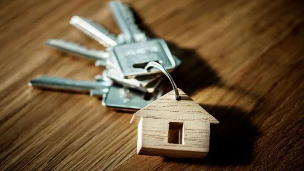 નવું ઘર ભલે નવું બનેલું હોય કે Resale Property હોય, સામાન મૂકતાં પહેલાં પ્લમ્બિંગમાં પાણીનું લીકેજ, ઇલેક્ટ્રિકલમાં સ્વિચ-વાયરિંગ અને દીવાલોમાં ભેજ, તિરાડ કે વોટરપ્રૂફિંગ જેવી બાબતો પૂરી રીતે તપાસી લેવી સમજદારી ભર્યું છે. જો ઘરમાં કોઈ મોટી ટેકનિકલ સમસ્યા દેખાય તો શરૂઆતમાં જ બિલ્ડર, વેચનાર કે સંબંધિત એજન્સીને લેખિત રૂપે જાણ કરવી વધુ સારી છે. ઘર ખરીદ્યા પછી કાગળોને આમ-તેમ મૂકવાની ભૂલ ન કરો પરંતુ સેલ ડીડ (ઘરના વેચાણનો દસ્તાવેજ), રજિસ્ટ્રીના કાગળો, હોમ લોનથી જોડાયેલા દસ્તાવેજો, પોઝેશન લેટર (કબ્જો મળ્યાનો પત્ર), ઓક્યુપન્સી સર્ટિફિકેટ (રહેવાની મંજૂરીનું પ્રમાણપત્ર), કમ્પ્લીશન સર્ટિફિકેટ (બાંધકામ પૂરું થયાનું પ્રમાણપત્ર), બિલ્ડરનું NOC, સોસાયટી ટ્રાન્સફરના કાગળો, પ્રોપર્ટી ટેક્સની રસીદો અને વીજળી-પાણીના કનેક્શન પોતાના નામે કરાવવાના દસ્તાવેજોની ઓછામાં ઓછી ફિઝિકલ અને ડિજિટલ બંને કોપી સુરક્ષિત રાખવી જોઈએ.