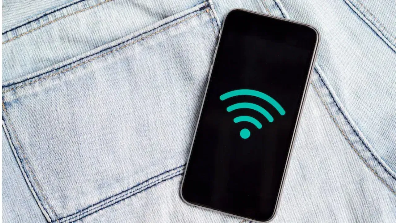 Wi-Fi અને બ્લૂટૂથ સ્કેનિંગ પર ધ્યાન આપો : તમારા ફોન પર Wi-Fi અને બ્લૂટૂથ સ્કેનિંગ સુવિધાઓ પણ સતત બેટરી ડ્રેઇન કરે છે. આને અક્ષમ કરવા માટે, તમારા સ્થાન સેટિંગ્સ પર જાઓ અને Wi-Fi અને બ્લૂટૂથ સ્કેનિંગ બંધ કરો. જો કે, જો તમે આ કાર્યો પર આધાર રાખતી સુવિધાઓ પર આધાર રાખતા હોવ તો તેમને બંધ કરતા પહેલા ફરીથી વિચાર કરો.