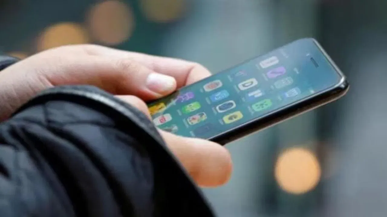 5G વધુ ડેટા કેમ વાપરે છે? : જ્યારે ઝડપી નેટવર્ક સાથે કનેક્ટ થાય છે, ત્યારે ઘણી એપ્લિકેશનો આપમેળે સામગ્રી ગુણવત્તામાં વધારો કરે છે. ઉદાહરણ તરીકે, YouTube અથવા અન્ય પ્લેટફોર્મ પરનો વિડિઓ જે અગાઉ ઓછા રિઝોલ્યુશન પર ચાલતો હતો તે 5G ઉપલબ્ધ થયા પછી ઉચ્ચ ગુણવત્તામાં સ્ટ્રીમ થઈ શકે છે. પરિણામે, જોવાયેલા દરેક મિનિટના વીડિયો માટે વધુ ડેટાનો ઉપયોગ થાય છે.