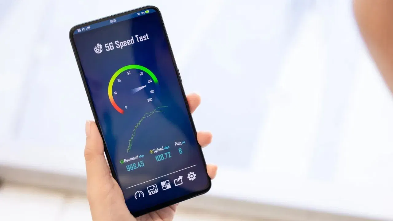 5G વધુ ડેટા કેમ વાપરે છે? : જ્યારે ઝડપી નેટવર્ક સાથે કનેક્ટ થાય છે, ત્યારે ઘણી એપ્લિકેશનો આપમેળે સામગ્રી ગુણવત્તામાં વધારો કરે છે. ઉદાહરણ તરીકે, YouTube અથવા અન્ય પ્લેટફોર્મ પરનો વિડિઓ જે અગાઉ ઓછા રિઝોલ્યુશન પર ચાલતો હતો તે 5G ઉપલબ્ધ થયા પછી ઉચ્ચ ગુણવત્તામાં સ્ટ્રીમ થઈ શકે છે. પરિણામે, જોવાયેલા દરેક મિનિટના વીડિયો માટે વધુ ડેટાનો ઉપયોગ થાય છે.