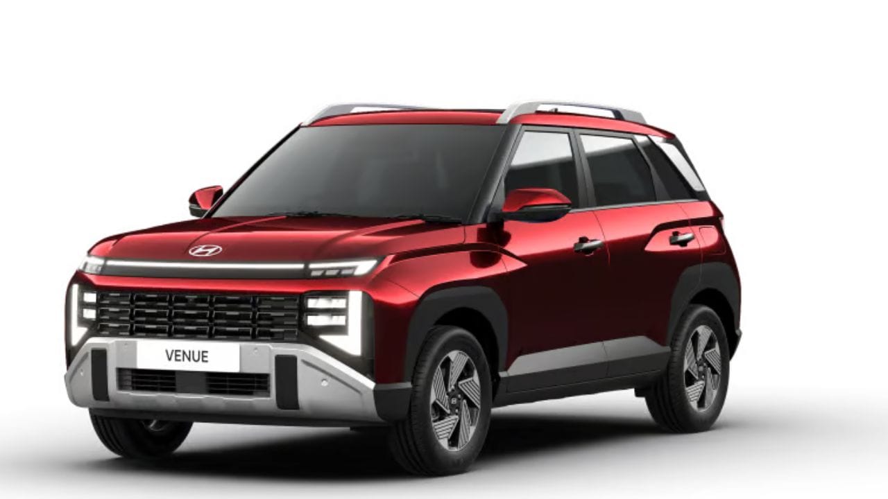 હ્યુન્ડાઈ વેન્યુ (Hyundai Venue) SUV સેગમેન્ટમાં તમે હ્યુન્ડાઈ વેન્યુ ખરીદવા પર પણ વિચાર કરી શકો છો. હ્યુન્ડાઈ વેન્યુમાં 1.0-લીટર ટર્બો પેટ્રોલ એન્જિન મળે છે, જે 120 PS નો પાવર અને 172 Nm નો ટોર્ક જનરેટ કરે છે. ગિયરબોક્સમાં 6-સ્પીડ મેન્યુઅલ અને 7-સ્પીડ DCT ઓટોમેટિક સામેલ છે. કિંમતની વાત કરીએ તો હ્યુન્ડાઈ વેન્યુની શરૂઆતી એક્સ-શોરૂમ કિંમત રૂ. 8.91 લાખ છે.