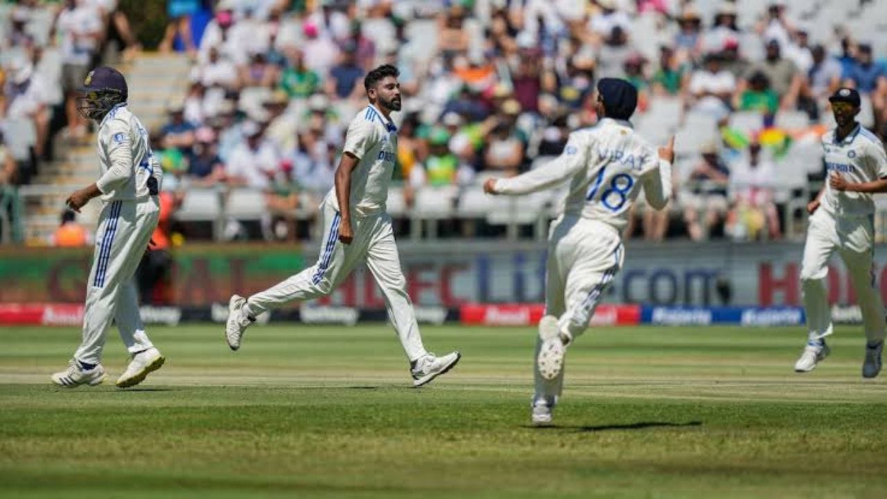 ગાલેની પિચ પર સ્પિનરોને મદદ મળવાની શક્યતા હોવાથી ટીમ ઈન્ડિયા વધુમાં વધુ બે ઝડપી બોલરો સાથે મેદાનમાં ઉતરી શકે છે. સિરાજનું સ્થાન લગભગ નક્કી માનવામાં આવે છે, પરંતુ બીજા ઝડપી બોલર માટે પસંદગી મુશ્કેલ બની છે.