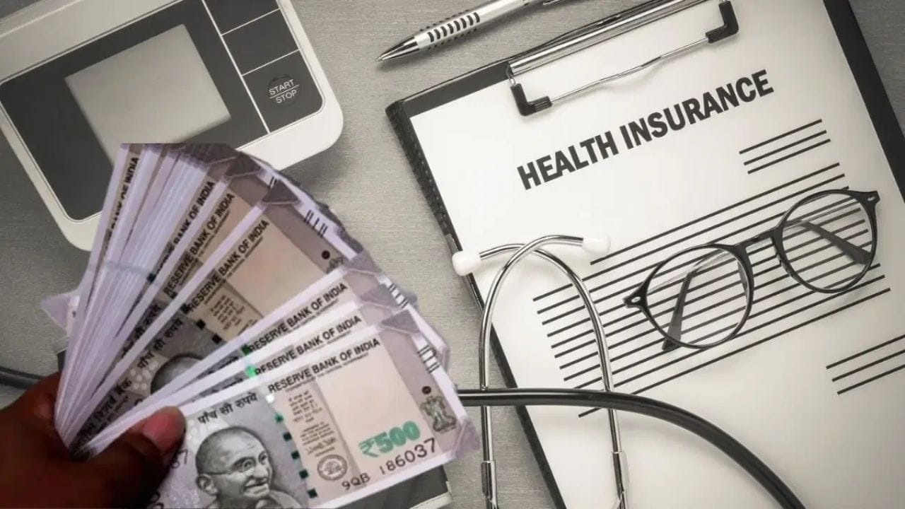 સ્વાસ્થ્ય સંબંધિત આપાતકાલીન સ્થિતિ (Medical Emergency) વખતે હેલ્થ ઈન્સ્યોરન્સ પોલિસી એક મોટા નાણાકીય કવચ તરીકે કામ કરે છે. જો કે, હોસ્પિટલમાં સારવાર લીધા પછી જ્યારે ક્લેમ સેટલમેન્ટનો સમય આવે છે, ત્યારે અવારનવાર પોલિસીધારકોને આંચકો લાગે છે. ઘણી વખત હોસ્પિટલનું કુલ બિલ 5 લાખ રૂપિયા હોય છે પરંતુ ઈન્સ્યોરન્સ કંપની માત્ર 3.5 અથવા 4 લાખ રૂપિયા જ પાસ કરે છે. લોકોના મનમાં વારંવાર એ સવાલ ઊભો થાય છે કે, વીમા કંપનીએ બાકીના પૈસા શા માટે કાપી લીધા? વાસ્તવમાં, ક્લેમની રકમમાં થતો આ કાપ (Deductions) પોલિસીમાં આપવામાં આવેલા કેટલાક ખાસ નિયમો, શરતો અને મર્યાદાઓ (Limitations) ને કારણે હોય છે.