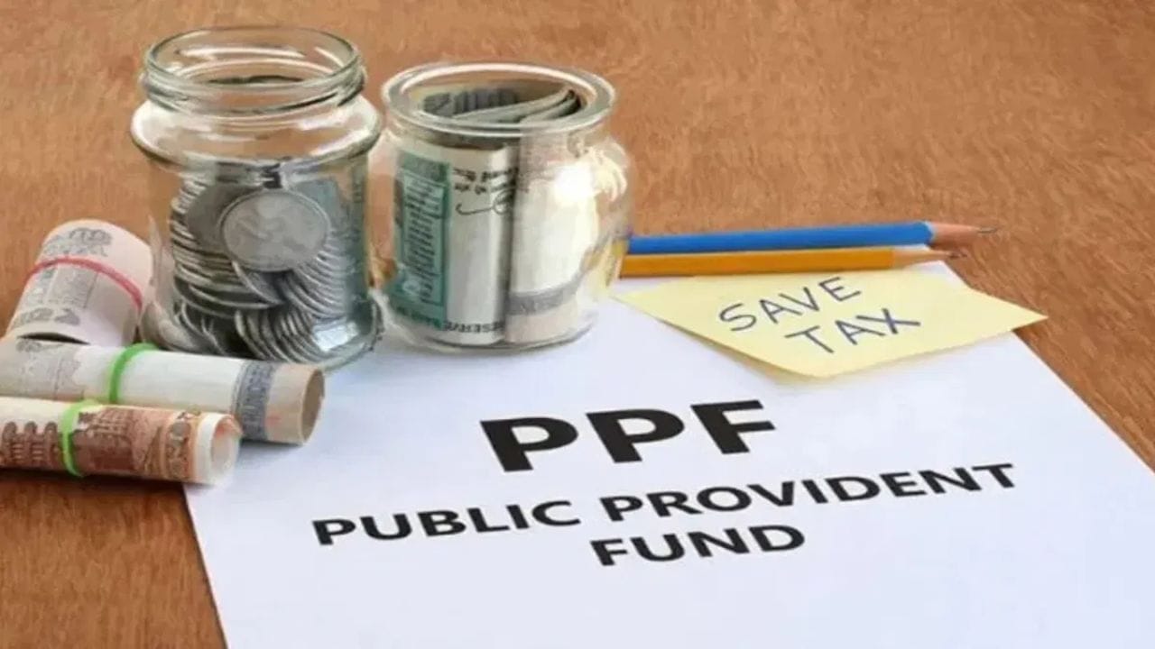 પબ્લિક પ્રોવિડન્ટ ફંડ (PPF) એ ભારત સરકાર દ્વારા પ્રાયોજિત એક ખૂબ જ લોકપ્રિય અને સુરક્ષિત બચત યોજના છે. તેમાં જમા કરાયેલી રકમ પર કેન્દ્ર સરકાર દ્વારા વ્યાજ દર નક્કી કરવામાં આવે છે, જેનાથી તે સંપૂર્ણપણે જોખમ-મુક્ત બની જાય છે. PPF માં રોકાણની સૌથી મોટી ખાસિયત તેનો 'EEE' (Exempt-Exempt-Exempt) ટેક્સ સ્ટેટસ છે.