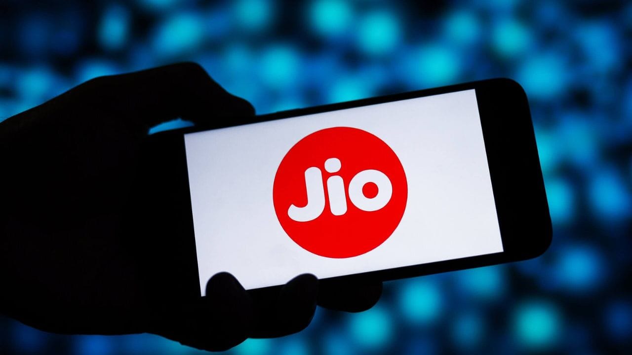 આ Jio રિચાર્જ પ્લાન JioAICloud ની ઍક્સેસ આપે છે, જે 50GB મફત સ્ટોરેજ ઓફર કરે છે.આ Jio રિચાર્જ પ્લાનમાં 18 મહિના માટે Google Gemini Pro પ્લાનનું મફત સબ્સ્ક્રિપ્શન સામેલ છે.