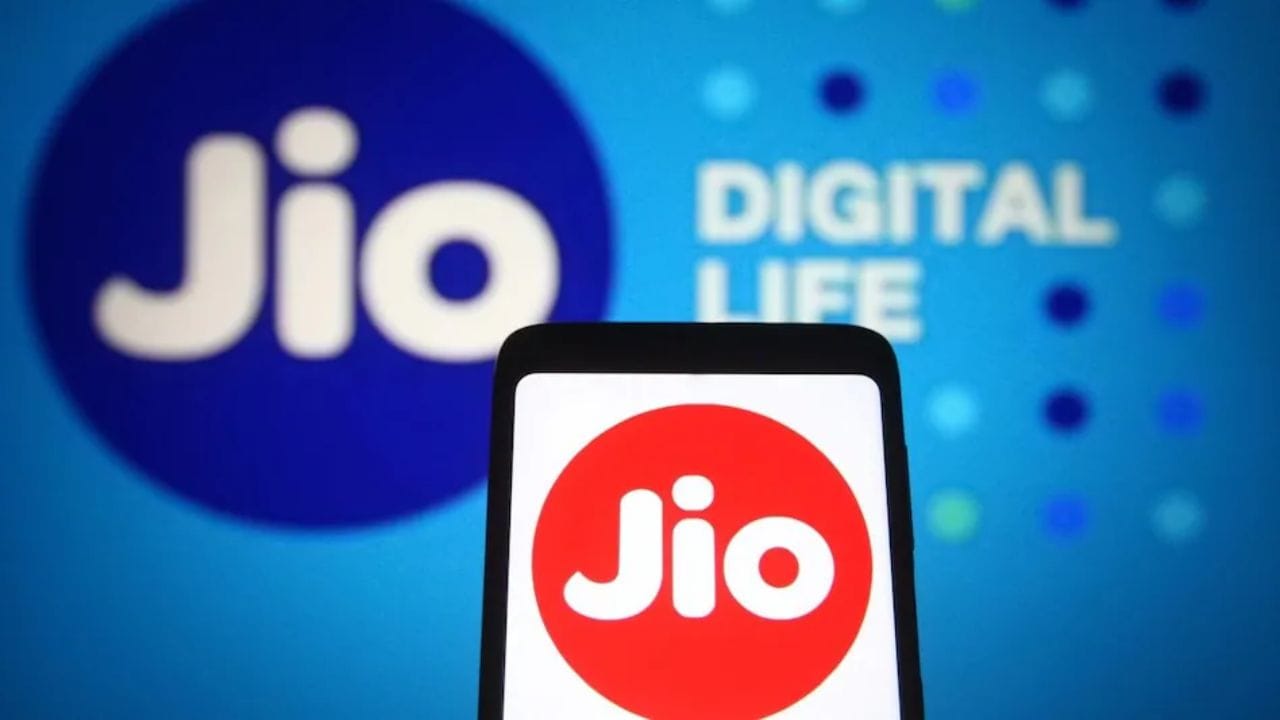 Jioનો આ રિચાર્જ પ્લાન 98 દિવસની વેલિડિટી સાથે છે. એટલે કે 3 કે 3.5 મહિના સુધી તમારે બીજુ રિચાર્જ કરવાની ઝંઝટ નહીં રહે તેમજ આ પ્લાનની કિંમત માત્ર 999 રુપિયા છે એટલે કે 1000 રુપિયામાં આ લાંબી વેલિડિટીનો લાભ મળી જશે.