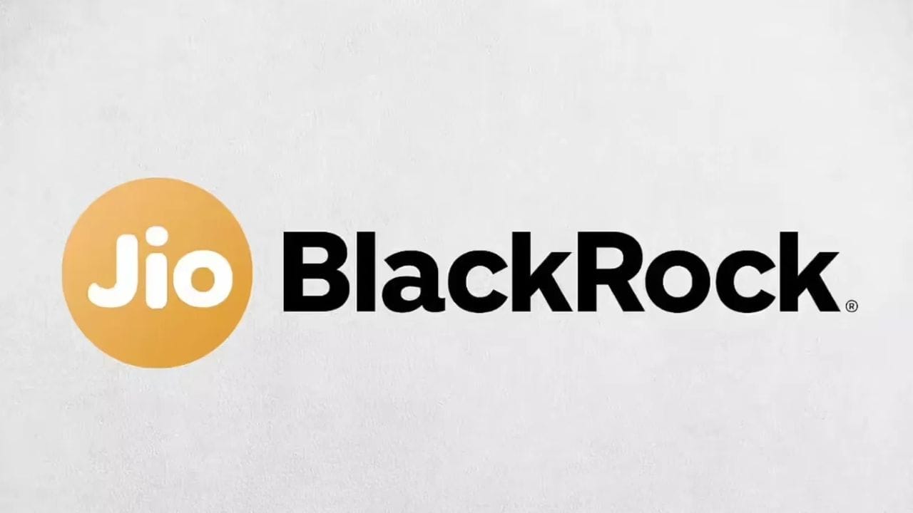 JioBlackRock મ્યુચ્યુઅલ ફંડે માર્કેટ રેગ્યુલેટર સેબી (SEBI) સમક્ષ પોતાનો નવો 'બેલેન્સ્ડ એડવાન્ટેજ ફંડ' (Balanced Advantage Fund) લોન્ચ કરવા માટે ડ્રાફ્ટ ડોક્યુમેન્ટ ફાઇલ કર્યો છે. આ એક ઓપન-એન્ડેડ ડાયનેમિક એસેટ એલોકેશન ફંડ હશે, જે ઇક્વિટી (શેરબજાર) અને ડેટ (સ્થિર આવકના સાધનો) બંનેમાં સંતુલિત રોકાણ કરશે. આ સ્કીમને 'Nifty 50 Hybrid Composite Debt 50:50 Index (TRI)' સાથે બેન્ચમાર્ક કરવામાં આવશે.