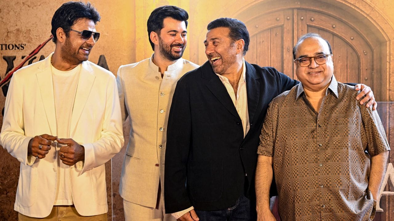 2013માં, કરણે તેના પિતા સની દેઓલ, દાદા ધર્મેન્દ્ર અને કાકા બોબી દેઓલ સાથે 'યમલા પગલા દીવાના 2' માં સહાયક દિગ્દર્શક તરીકે કામ કર્યું હતું.