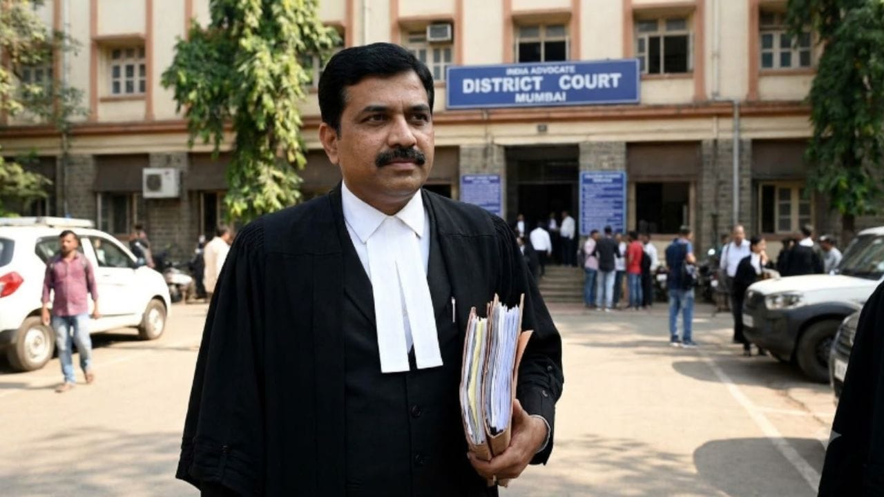 લૉયર (Lawyer) તેને કહેવામાં આવે છે, જેણે કાયદાનો અભ્યાસ કર્યો હોય, જેને લેગમ બેકાલોરિયસ (Legum Baccalaureus, LLB) કહેવાય છે. લૉયર કાનૂની સલાહ, દસ્તાવેજો અને પ્રક્રિયાઓમાં મદદ કરી શકે છે. ધ્યાન દોરવા જેવું એ છે કે, લૉયર કોર્ટમાં કેસ લડી શકતો નથી.