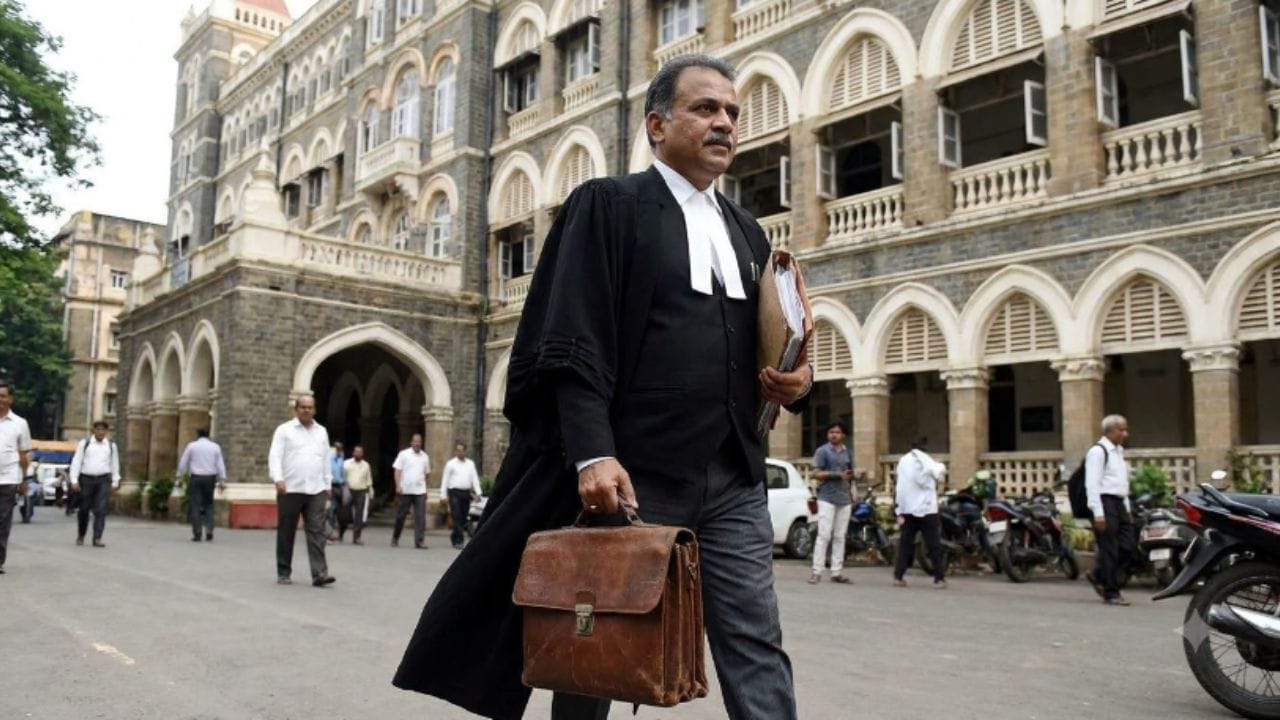 એડવોકેટ (Advocate) તેને કહેવાય છે, જેને LLB ના કાનૂની અભ્યાસ પછી બાર કાઉન્સિલ ઓફ ઈન્ડિયા (BCI) તરફથી લાયસન્સ મળ્યું હોય. એડવોકેટ પોતાના ક્લાયન્ટ વતી કોર્ટમાં દલીલો રજૂ કરી શકે છે અને તેનો કેસ લડી શકે છે.
