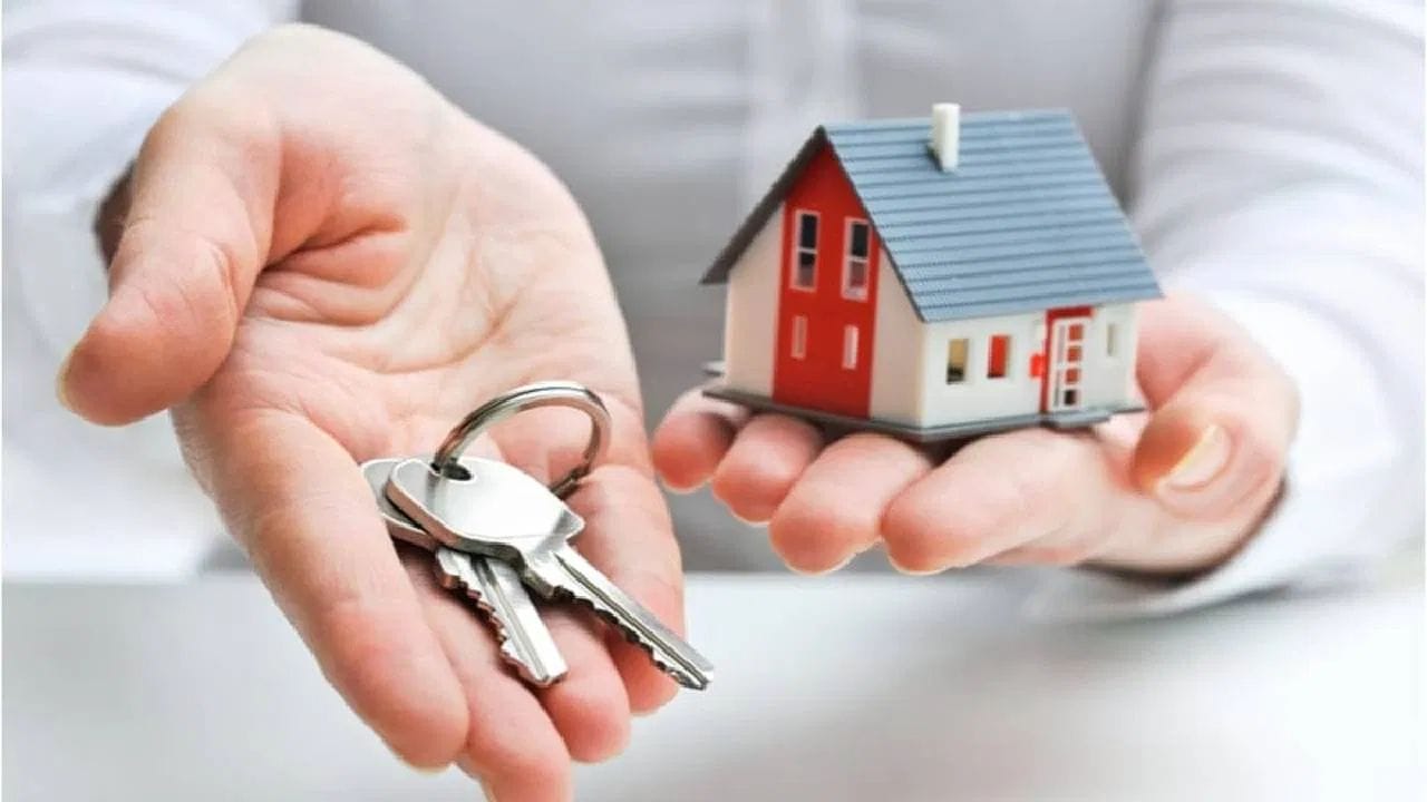 મિલકતના માલિકી હક (Property Ownership) વિશે વાત કરીએ તો, સહ-અરજદારના મૃત્યુ પછી મકાનમાં તેમનો હિસ્સો તેમના કાયદેસરના વારસદારો (જેમ કે પતિ/પત્ની, બાળકો કે માતા-પિતા) ને ટ્રાન્સફર થાય છે, જે મિલકતના રજિસ્ટર્ડ ડીડ પર નિર્ભર કરે છે. જો જીવિત પાર્ટનર એકલા જ બાકીની પૂરી લોન ચૂકવે છે, તો લોન પૂરી થયા પછી બેંકમાંથી 'નો ઓબ્જેક્શન સર્ટિફિકેટ' (NOC) મેળવીને પ્રોપર્ટીની રજિસ્ટ્રીમાં જરૂરી સુધારા-વધારા કરાવી શકાય છે.