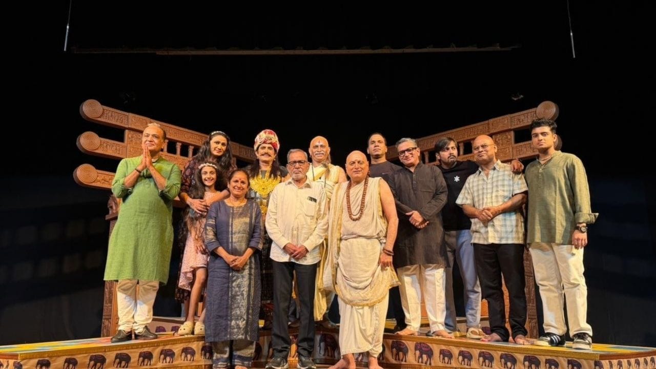 તમને જણાવી દઈએ કે, મનોજ જોષી ઉત્તર ગુજરાતના હિંમતનગર નજીકના અડપોદરા ગામના રહેવાસી છે.