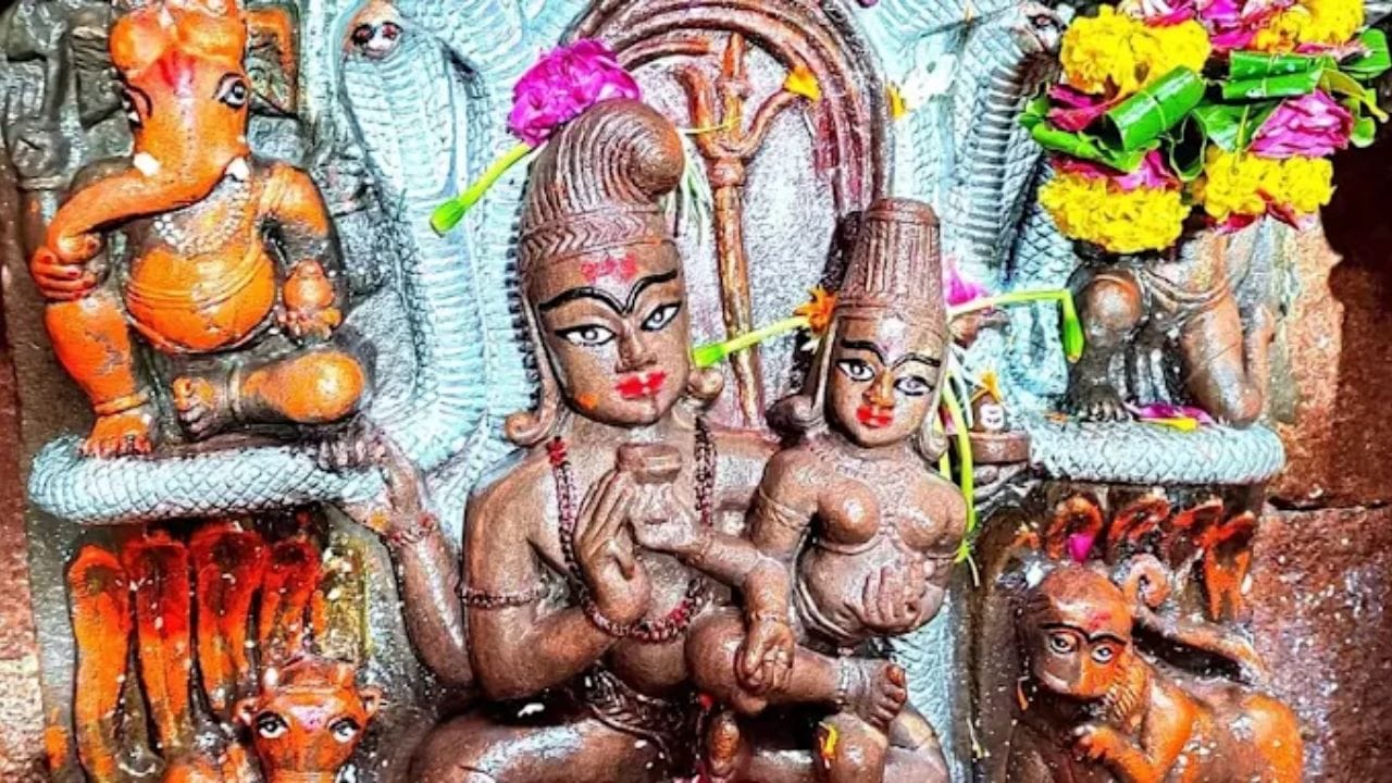 દર્શનનું ધાર્મિક મહત્વ: ધાર્મિક માન્યતાઓ અનુસાર, નાગપંચમીના દિવસે નાગચંદ્રેશ્વર મંદિરમાં શિવજી અને નાગ દેવતાના દર્શન કરનારા ભક્તોને કાલસર્પ દોષમાંથી મુક્તિ મળે છે અને સાથે જ રાહુ-કેતુ સાથે જોડાયેલી સમસ્યાઓનું પણ નિવારણ થાય છે.(All Imgae From: Google)
