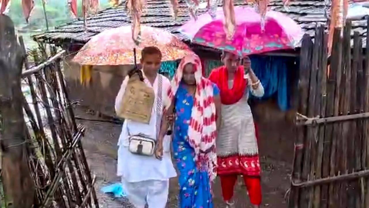 આ કામગીરીનો લાભ મેળવનાર નાની રાવલ ગામની સગર્ભા નયનાબેન તડવીના પરિવારજનોએ જિલ્લા આરોગ્ય તંત્રનો આભાર વ્યક્ત કર્યો હતો. તેમણે જણાવ્યું કે ભારે વરસાદને કારણે સમયસર હોસ્પિટલ પહોંચવાની ચિંતા હતી, પરંતુ જિલ્લા આરોગ્ય વિભાગની સતર્કતા અને 108 ઇમરજન્સી એમ્બ્યુલન્સ સેવાની ઝડપી મદદથી નયનાબેનને સમયસર ગરુડેશ્વર પ્રાથમિક આરોગ્ય કેન્દ્રમાં ખસેડવામાં આવ્યા હતા.