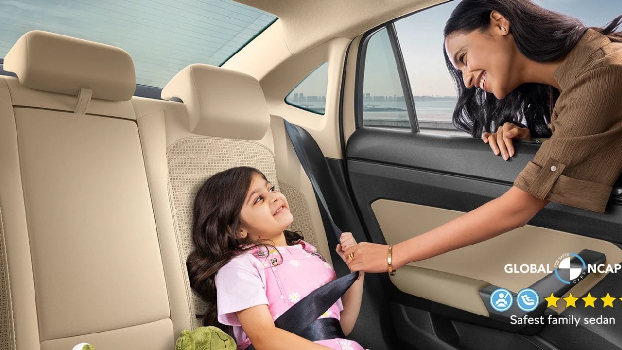 સુરક્ષા (Safety) માં 5-Star રેટિંગ: સુરક્ષાની દ્રષ્ટિએ સ્કોડા સ્લાવિયાને Global NCAP ક્રેશ ટેસ્ટમાં એડલ્ટ અને ચાઇલ્ડ પ્રોટેક્શન બંને માટે 5-Star સેફ્ટી રેટિંગ મળેલું છે. નવી કારના તમામ વેરિઅન્ટ્સમાં 6 એરબેગ્સ સહિત 25 થી વધુ એક્ટિવ અને પેસિવ સેફ્ટી ફીચર્સ સ્ટાન્ડર્ડ તરીકે આપવામાં આવ્યા છે, જ્યારે તેના ટોપ વેરિઅન્ટમાં 40 થી વધુ સેફ્ટી ફીચર્સ ઉપલબ્ધ છે.(Image From: skoda-auto.co.in)