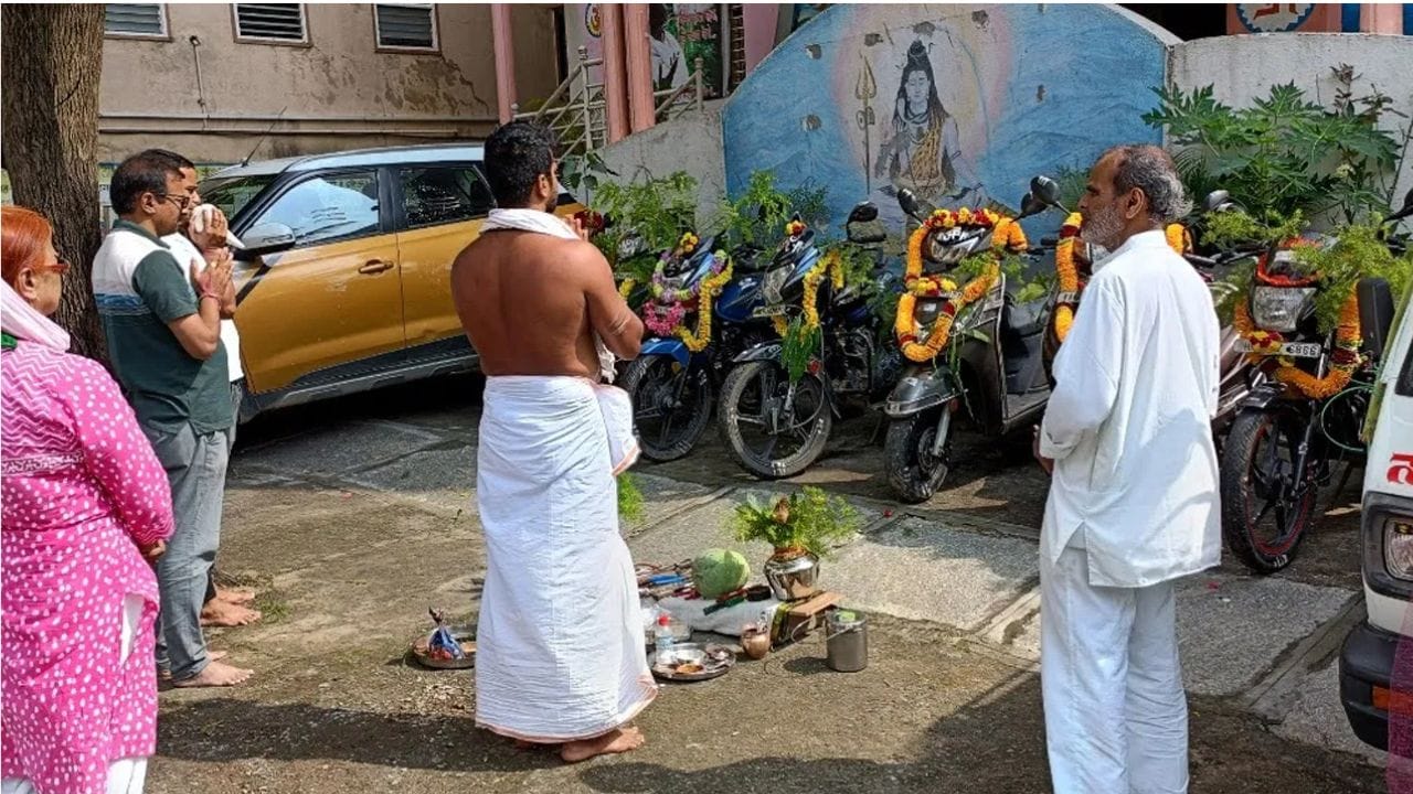 કૃતજ્ઞતા વ્યક્ત કરવી: આ વિધિ પોતાના મહેનત દ્વારા મેળવેલી મૂલ્યવાન સંપત્તિ ખરીદી તે માટે કૃતજ્ઞતા વ્યક્ત કરવા પણ કરવામાં આવે છે.