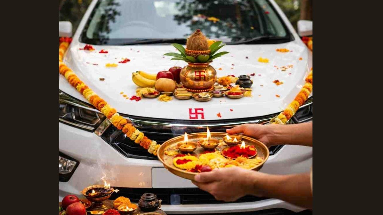 વાહન પૂજાને ફક્ત એક ધાર્મિક વિધિ માનવામાં આવતી નથી; તે સલામતી, શુભતા અને દૈવી આશીર્વાદ માટે પ્રાર્થનાનું પ્રતિનિધિત્વ કરે છે. જ્યોતિષીય માન્યતાઓ અનુસાર, વાહનોને ગ્રહોના પ્રભાવના સંદર્ભમાં પણ જોવામાં આવે છે. આ જ કારણ છે કે નવું વાહન ખરીદતી વખતે શુભ સમયની તપાસ કરવાથી લઈને તેની પૂજા કરવા સુધી વિવિધ પરંપરાઓનું પાલન કરવામાં આવે છે.