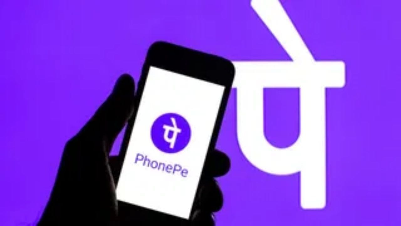 આ સર્વિસ કેવી રીતે કામ કરે છે? PhonePe ની UPI 123Pay સર્વિસ સંપૂર્ણપણે ઓફલાઇન (ઇન્ટરનેટ વગર) કામ કરે છે: પૈસા મોકલવા માટે યુઝર સામેવાળી વ્યક્તિના મોબાઇલ નંબરનો ઉપયોગ કરી શકે છે. આ ઉપરાંત સીધા UPI ID ના માધ્યમથી પણ પેમેન્ટ કરી શકાય છે. યુઝર પોતાના બેંક ખાતાનું બેલેન્સ ચેક કરી શકે છે અને અગાઉના વ્યવહારોની ટ્રાન્ઝેક્શન હિસ્ટ્રી પણ જોઈ શકે છે. PhonePe ભવિષ્યમાં આ પ્લેટફોર્મ પર બિલ પેમેન્ટ, મોબાઇલ રિચાર્જ અને આધાર-આધારિત (Aadhaar-based) UPI રજીસ્ટ્રેશન જેવી સુવિધાઓ જોડવા પર પણ કામ કરી રહ્યું છે.