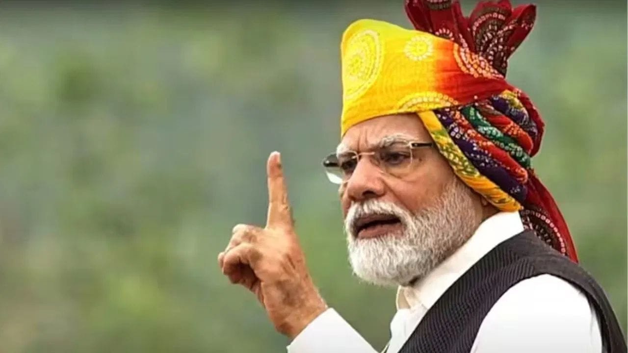 2023માં પીએમ મોદી ખૂબ જ ખાસ લુકમાં જોવા મળ્યા હતા. ધ્વજવંદન દરમિયાન તેમણે સફેદ કુર્તા અને ચૂડીદાર સાથે મલ્ટી કલર રાજસ્થાની બાંધણી પ્રિન્ટની પાઘડી પહેરી હતી.