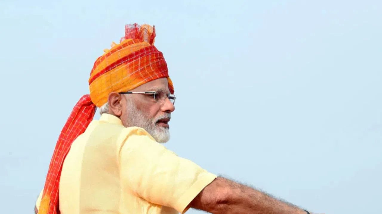 2017ના સ્વતંત્રતા દિવસ પર વડાપ્રધાન મોદી પણ ખૂબ જ ખાસ અંદાજમાં જોવા મળ્યા હતા. તેણે ઘાટો લાલ અને પીળા રંગની પાઘડી પહેરેલી હતી.