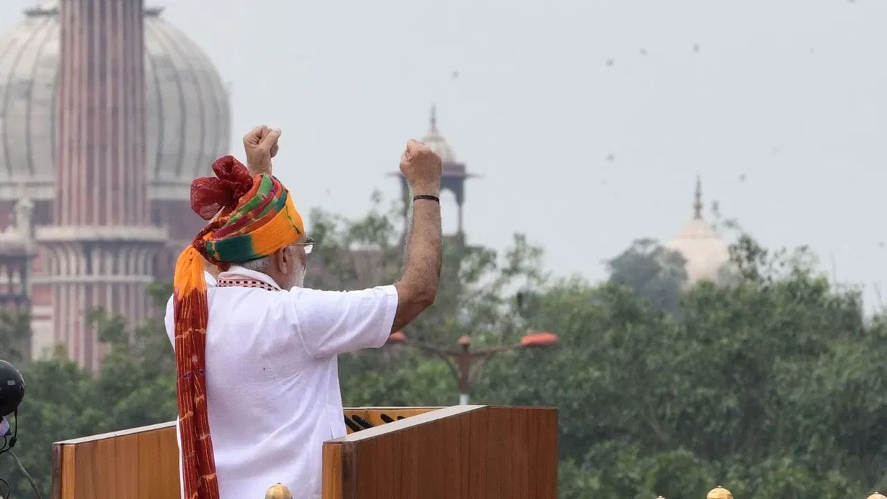 પીએમ મોદીએ 2019માં પણ પોતાનો અલગ દેખાવ એવો જ રાખ્યો હતો. ધ્વજવંદન દરમિયાન તેઓ મલ્ટી કલરની પાઘડી પહેરેલા જોવા મળ્યા હતા.
