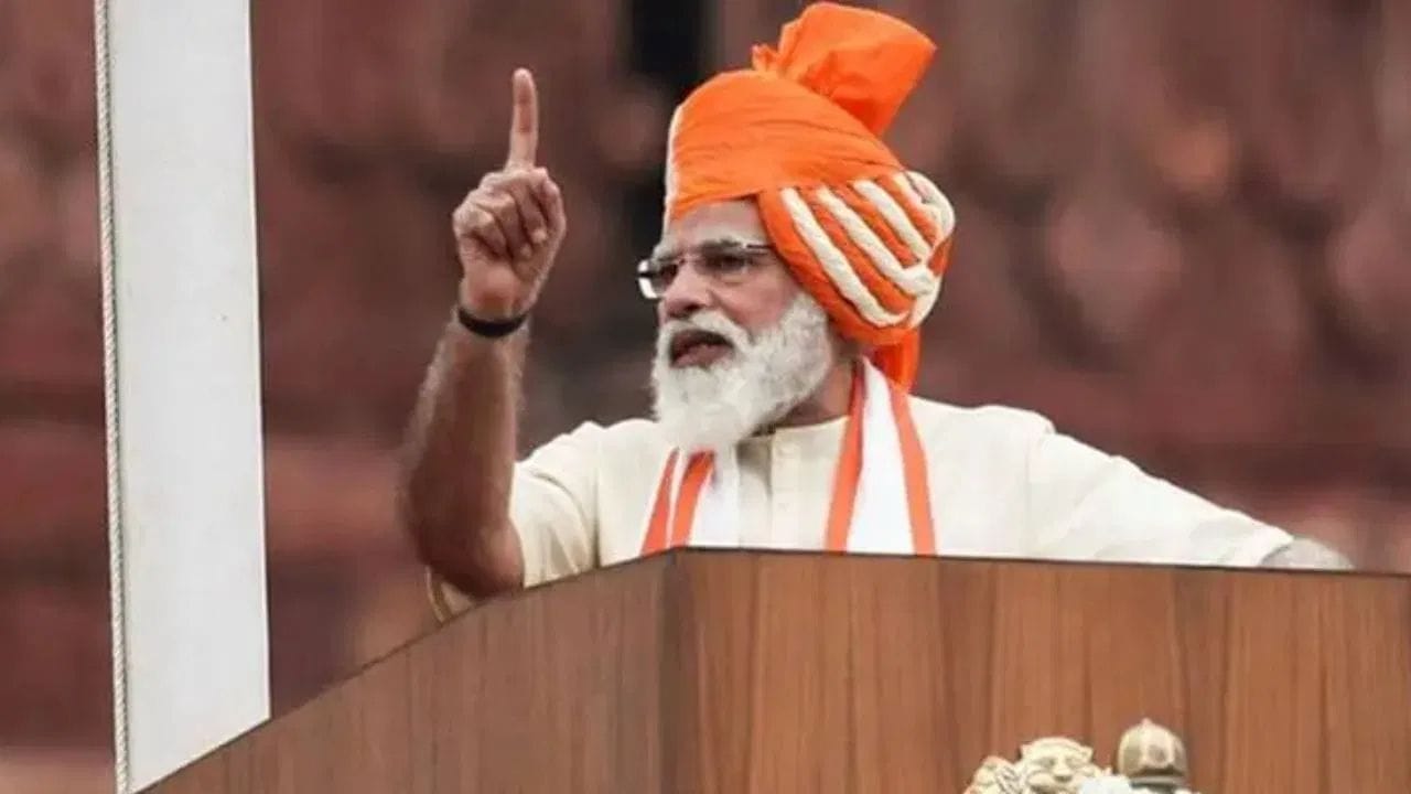 વર્ષ 2020માં દેશ કોરોના સમયગાળા દરમિયાન આઝાદીની ઉજવણી કરી રહ્યો હતો. વડાપ્રધાન મોદીએ ખાસ કેસરી અને ક્રીમ રંગની પાઘડી પહેરી હતી. તેણે આ જ રંગનો માસ્ક પણ પહેર્યો હતો.