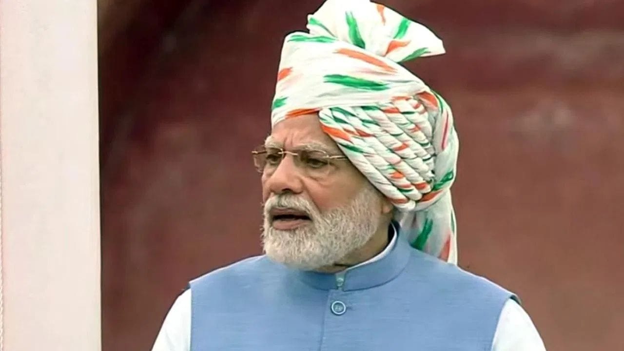 વર્ષ 2022માં વડાપ્રધાન લાલ કિલ્લા પર ક્રીમ રંગની પાઘડી પહેરેલા જોવા મળ્યા હતા. તે પાઘડી પર ત્રિરંગાની છાપ પણ હતી, જે તેને ખૂબ જ સુંદર અને આકર્ષક બનાવી રહી હતી.