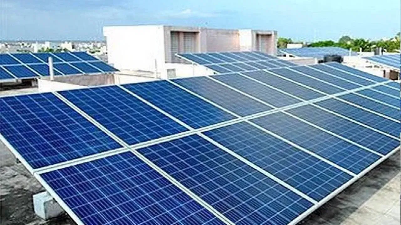 સોલાર પેનલ ખર્ચ: સોલાર પેનલ લગાવવાનો ખર્ચ 20% સુધી વધવાનો અંદાજ છે! ICRA એ આગાહી કરી છે કે આગામી મહિનાઓમાં દેશમાં મોટા પાયે સોલાર પ્રોજેક્ટ્સ સ્થાપવા વધુ મોંઘા થઈ શકે છે. રેટિંગ એજન્સી ICRA જણાવે છે કે આગામી 6 થી 8 મહિનામાં ખર્ચમાં આશરે 20% વધારો થઈ શકે છે. આનું મુખ્ય કારણ ચીની સોલાર સેલને બદલે ઘરેલુ સોલાર સેલનો ઉપયોગ કરવાનું વલણ છે. વધુમાં, પશ્ચિમ એશિયામાં તણાવને કારણે તાંબુ અને એલ્યુમિનિયમ જેવી ધાતુઓના ભાવમાં વધારો થયો છે.