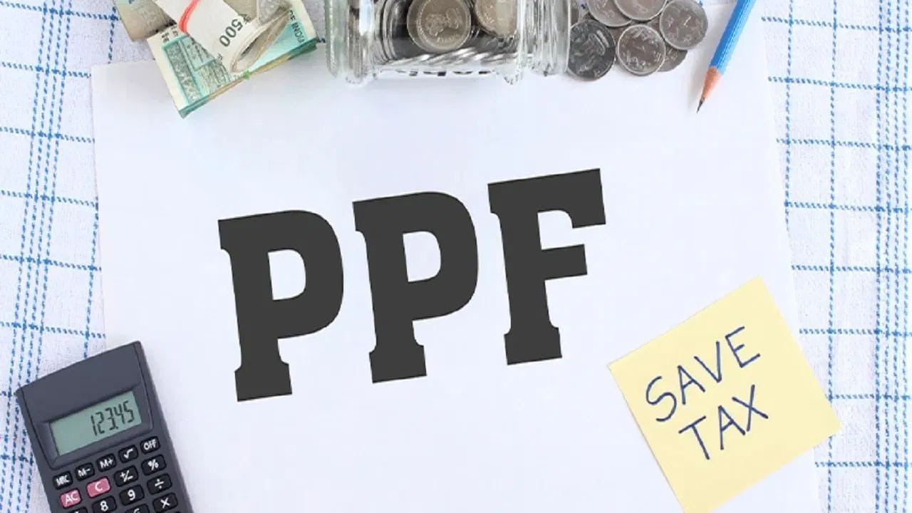 PPF એકાઉન્ટમાં મળતા લાભ જોઈને ઘણા લોકોને લાગે છે કે, તેઓ એક કરતા વધુ એકાઉન્ટ ઓપન કરશે તો તેમને વધુ લાભ મળશે પરંતુ આ તેમની મોટી ભૂલ સાબિત થાય છે, કારણ કે નિયમો અનુસાર એક વ્યક્તિ માત્ર એક જ એકાઉન્ટ ઓપન કરી શકે છે. જો તપાસ પછી એ ખુલાસો થાય કે,  એક વ્યક્તિના નામે એક કરતા વધુ PPF એકાઉન્ટ છે, તો તેને મળતા લાભ બંધ થઈ શકે છે.