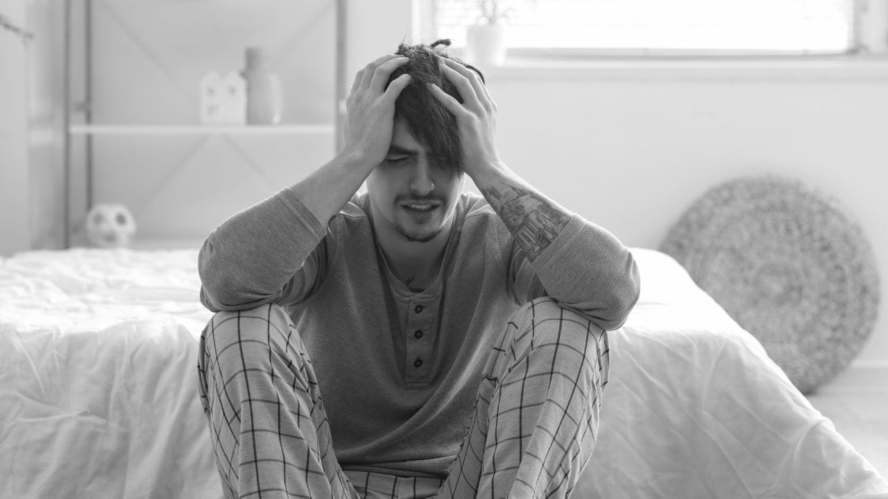 Panic Attack ની સમસ્યા આજના ઝડપી જીવનમાં ઘણા લોકોને પરેશાન કરી રહી છે. છાતીમાં દુખાવો, શ્વાસ લેવામાં તકલીફ, હૃદયના ધબકારા વધવા અને હાથ-પગ ધ્રૂજવા જેવા લક્ષણો ગભરાટ ભર્યા હુમલા દરમિયાન જોવા મળી શકે છે. જોકે, જીવનશૈલીમાં કેટલીક સરળ અને સારી આદતો અપનાવીને ગભરાટ અને ચિંતાના લક્ષણોને નિયંત્રિત કરવામાં મદદ મળી શકે છે. અહીં એવી 5 સરળ આદતો વિશે જાણીએ, જે તમારા માટે ઉપયોગી સાબિત થઈ શકે છે.