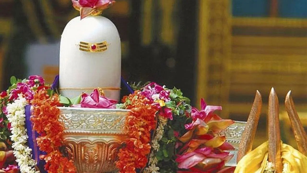 નારીને નબળી નહીં, શક્તિનું સ્વરૂપ માનવામાં આવી છે: સનાતન પરંપરામાં નારીને માત્ર એક વ્યક્તિ તરીકે નહીં, પરંતુ શક્તિના સ્વરૂપ તરીકે જોવામાં આવી છે. દેવી દુર્ગા, માતા પાર્વતી, મા લક્ષ્મી અને મા સરસ્વતીના રૂપમાં સ્ત્રી શક્તિની પૂજા કરવામાં આવે છે. આ જ કારણ છે કે ભારતીય પરંપરામાં નારીને આદિ શક્તિ અને સર્જનની ઊર્જાનું પ્રતીક માનવામાં આવી છે.