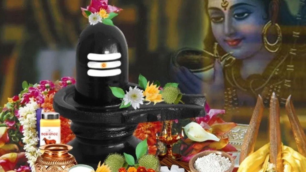 પીરિયડ્સ દરમિયાન આ રીતે કરી શકો છો શિવ આરાધના: જો કોઈ મહિલાને માસિક ધર્મ દરમિયાન શ્રાવણ સોમવારનું વ્રત રાખવું હોય અને તેના પરિવારમાં પૂજા સાથે જોડાયેલા કેટલાક પરંપરાગત નિયમો હોય, તો તે દૂરથી ભગવાન શિવનું સ્મરણ કરી શકે છે. સવારે સ્નાન કર્યા પછી સ્વચ્છ વસ્ત્રો પહેરીને શાંત મનથી ભગવાન શિવનું ધ્યાન કરો. ત્યારબાદ મનમાં 'ઓમ નમઃ શિવાય' મંત્રનો જાપ કરી શકાય છે. મહિલા પોતાની અનુકૂળતા મુજબ શિવ ચાલીસા કે સોમવાર વ્રત કથાનો માનસિક પાઠ પણ કરી શકે છે.