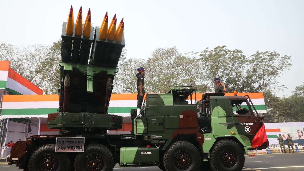 DRDO એ પિનાકા સિસ્ટમ પર કામ કરવાની શરૂઆત વર્ષ 1986 માં કરી હતી. તેનો હેતુ એક એવું રોકેટ લોન્ચર બનાવવાનો હતો, જે યુદ્ધના મેદાનમાં જબરદસ્ત ફાયરપાવર આપી શકે. DRDO એ એક એવી સિસ્ટમ બનાવવાનું શરૂ કર્યું, જેને સરળતાથી એક જગ્યાએથી બીજી જગ્યાએ લઈ જઈ શકાય.