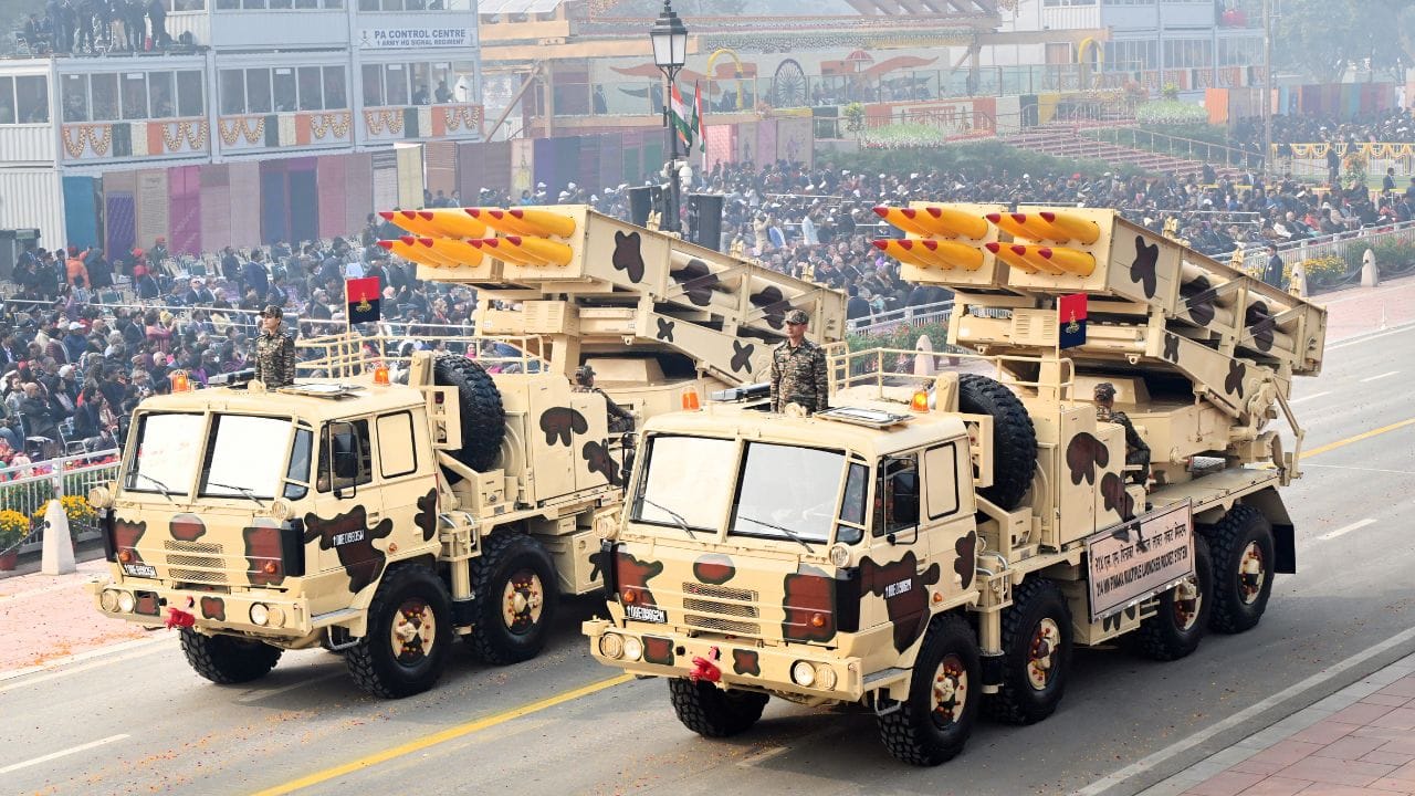 DRDO ના જણાવ્યા મુજબ, ઓરિજિનલ પિનાકા રોકેટની રેન્જ લગભગ 37 કિલોમીટર હતી. ધીમે-ધીમે તેને અપગ્રેડ કરવામાં આવતું રહ્યું અને હવે પિનાકા સિસ્ટમ 45 કિલોમીટરથી વધુ દૂરના ટાર્ગેટ પર હુમલો કરી શકે છે. DRDO એક્સટેન્ડેડ-રેન્જ પણ વિકસાવી ચૂક્યું છે, જે 75 કિલોમીટરના અંતર સુધી હુમલો કરી શકે છે. આ સિવાય પિનાકાનું ગાઇડેડ વેરિઅન્ટ પણ ડેવલપ કરવામાં આવી રહ્યું છે, જેની રેન્જ 120 કિમી હશે. સતત કરવામાં આવતા સુધારાથી પિનાકા હવે માત્ર એરિયા-સેચ્યુરેશન હથિયાર નથી રહ્યું પરંતુ લોંગ-રેન્જ સ્ટ્રાઇક સિસ્ટમમાં બદલાઈ ગયું છે.